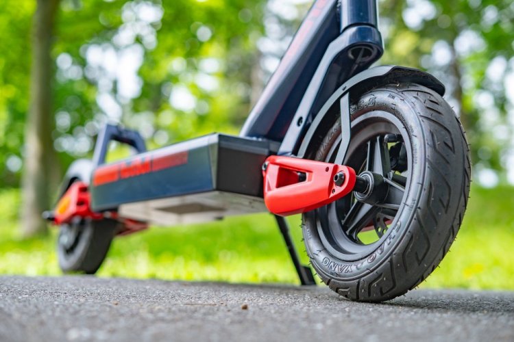 Elektrická koloběžka Red Bull RACE TEN FULL