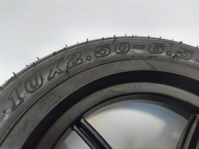 Zadní nepoháněné kolo s pláštěm pro Red Bull TURBO