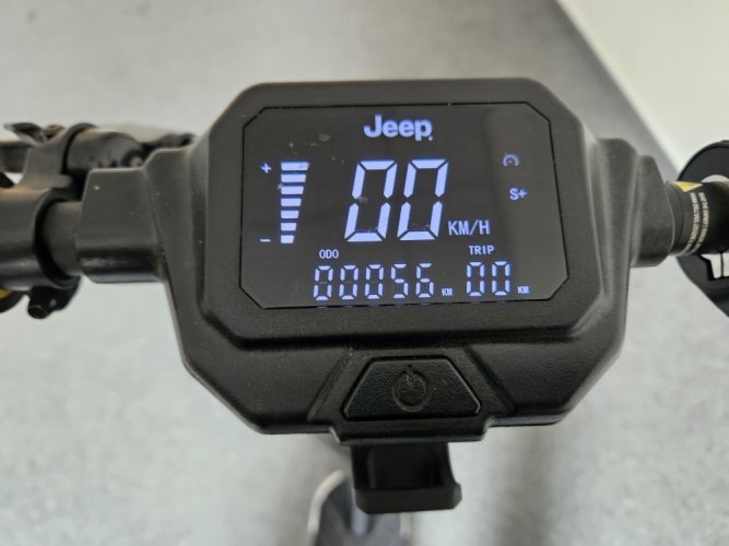 Elektrická koloběžka Jeep 2xe URBAN CAMOU (předváděcí č.5)