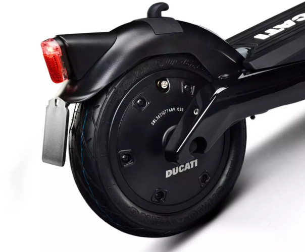 Zadní motorové kolo s pláštěm pro Ducati PRO-III