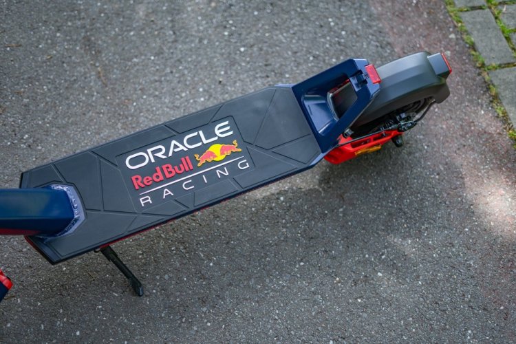 Elektrická koloběžka Red Bull RACE TEN FULL